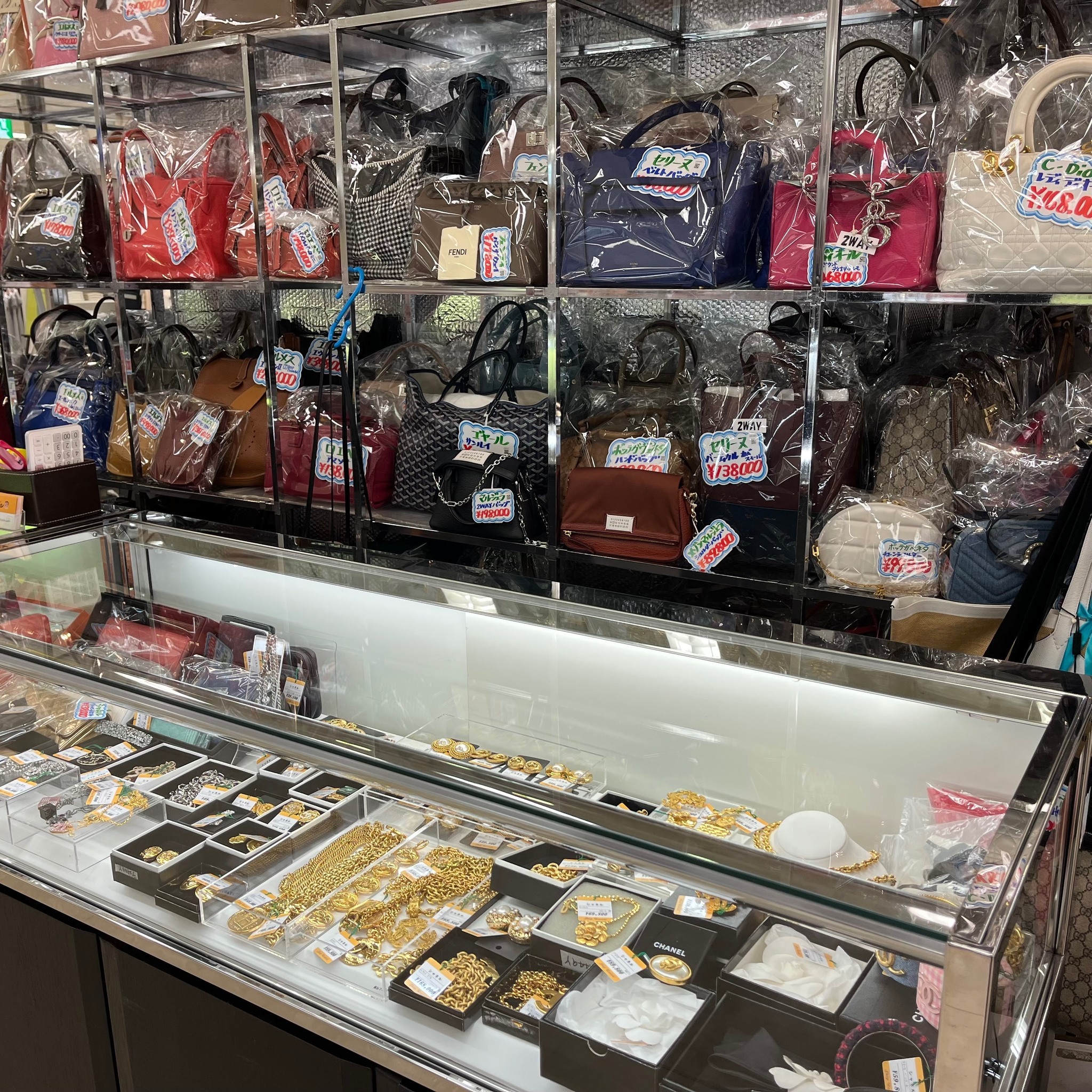 SHOPPING IN JAPAN!!! (SECONDHAND LUXURY BAGS+DON QUIXOTE